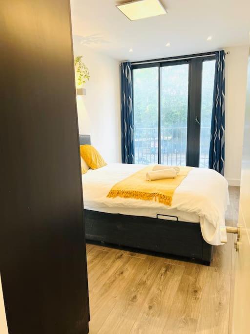 Stunning Two Bed Flat In Apartment *