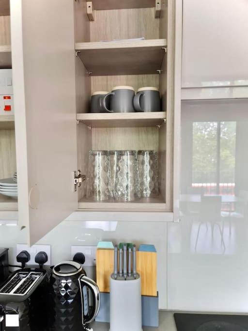 Stunning Two Bed Flat In Apartment *