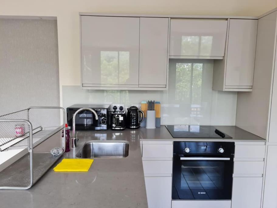 Stunning Two Bed Flat In Apartment