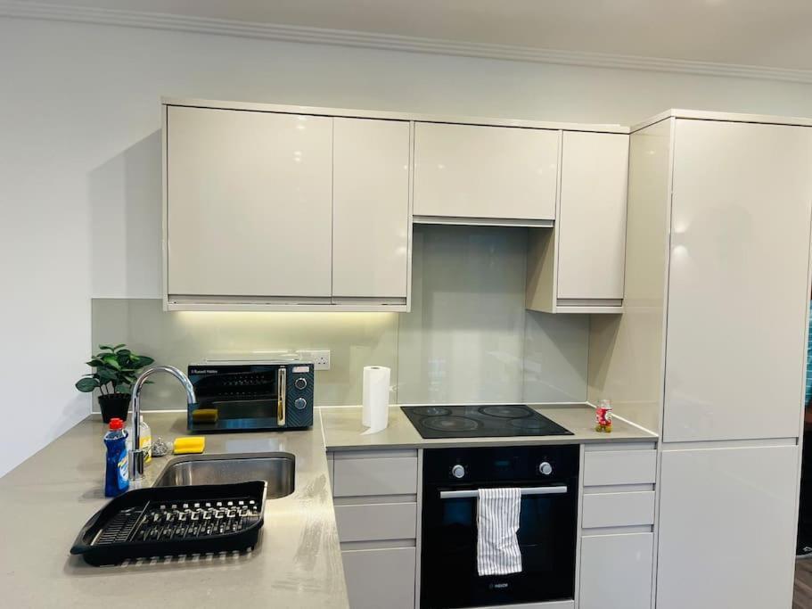 Stunning Two Bed Flat In Apartment London