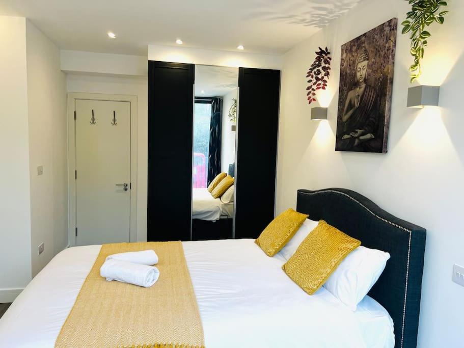 Stunning Two Bed Flat In *