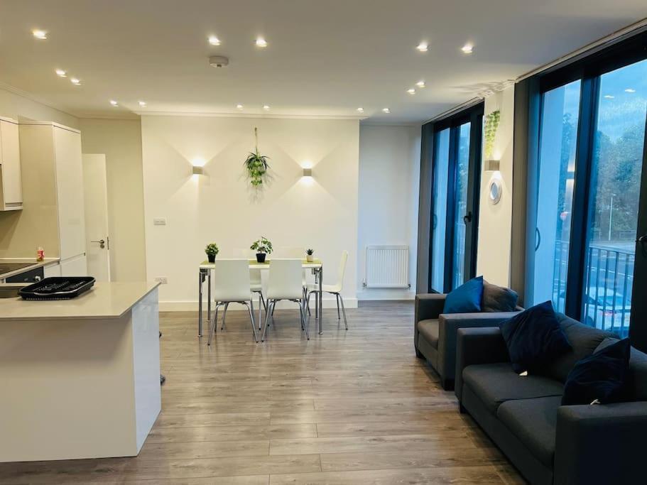 Stunning Two Bed Flat In Apartment