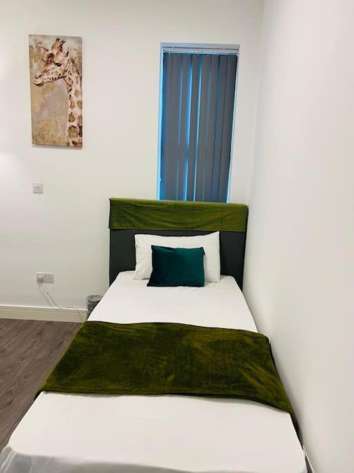 Stunning Two Bed Flat In Apartment London