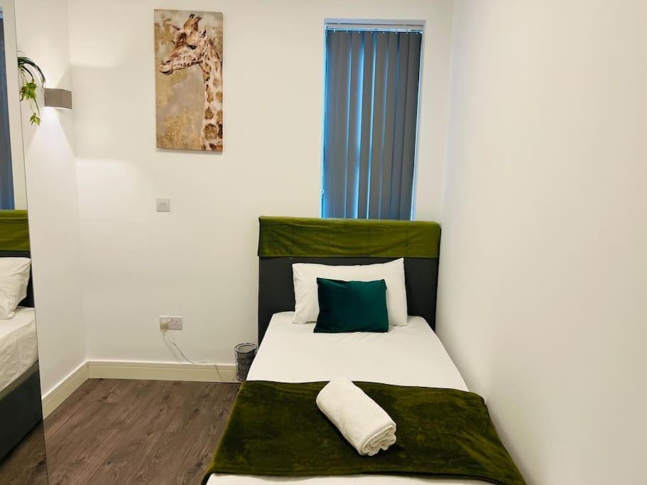 Stunning Two Bed Flat In Apartment *